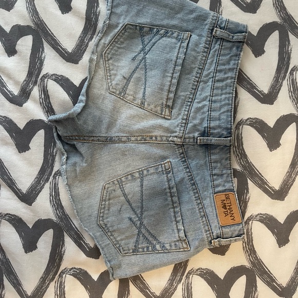 A nice light-washed low rise short shorts perfect for summer - Picture 4 of 4